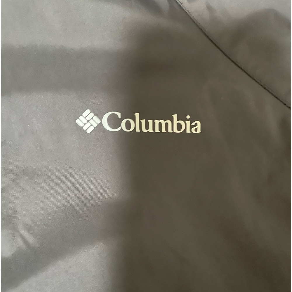 Size XL Columbia, puffy on the inside raincoat on the outside - Picture 2 of 4